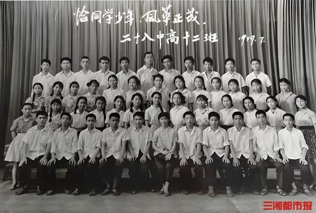 88岁老师再上讲台给花甲学生上课